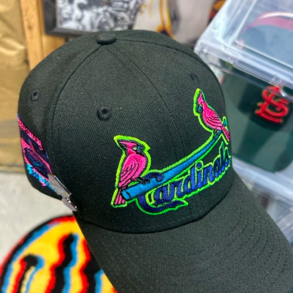 New Era STL Cardinals MLB Cap with side patch and Hat Club pin 7 5/8